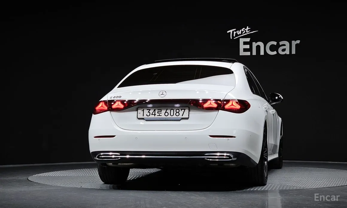 Фото 4 - Mercedes-Benz E-Class