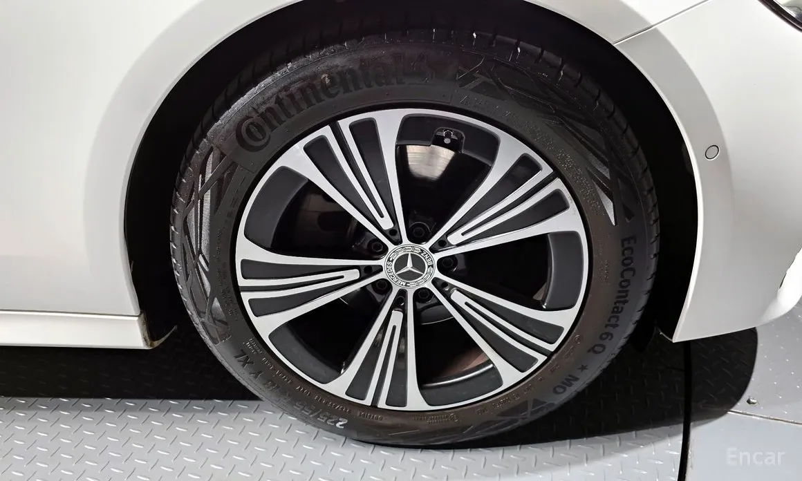 Фото 5 - Mercedes-Benz E-Class