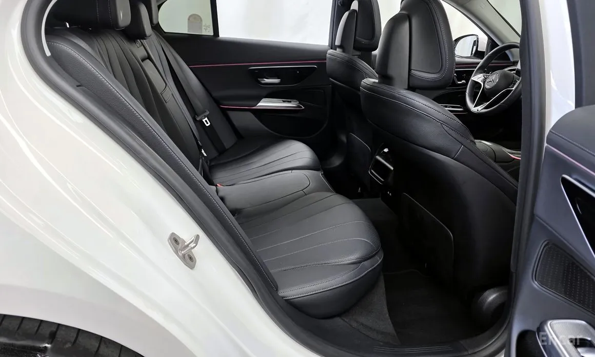 Фото 12 - Mercedes-Benz E-Class