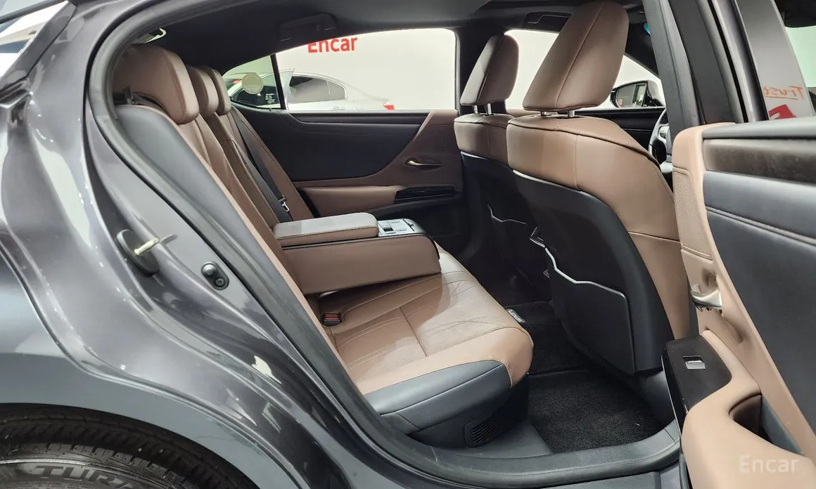 Фото 12 - Lexus ES