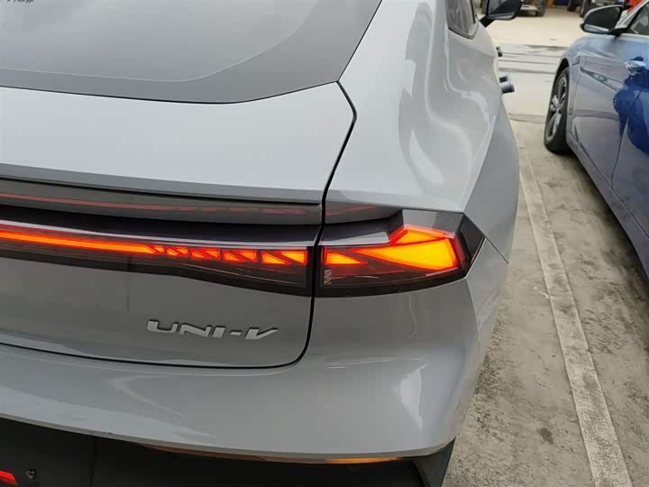 Фото 8 - Changan UNI-V