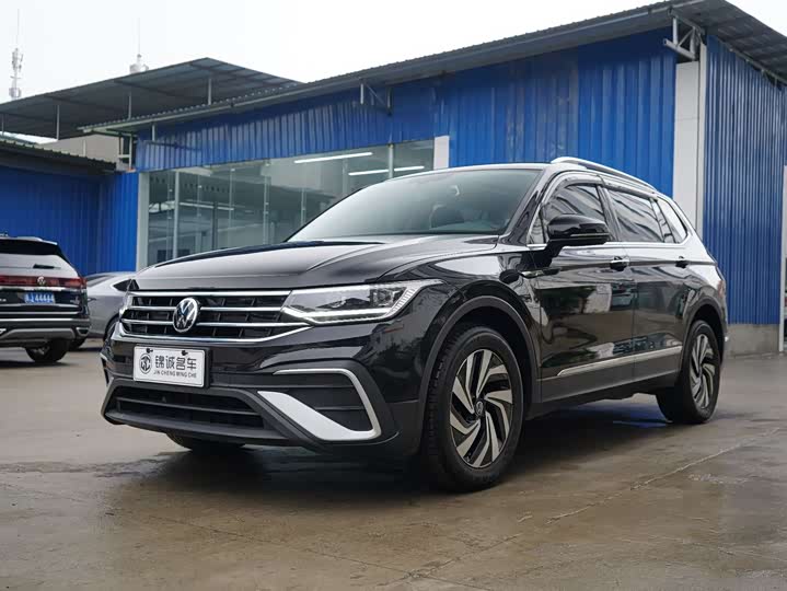 Фото 1 - Volkswagen Tiguan L Pro