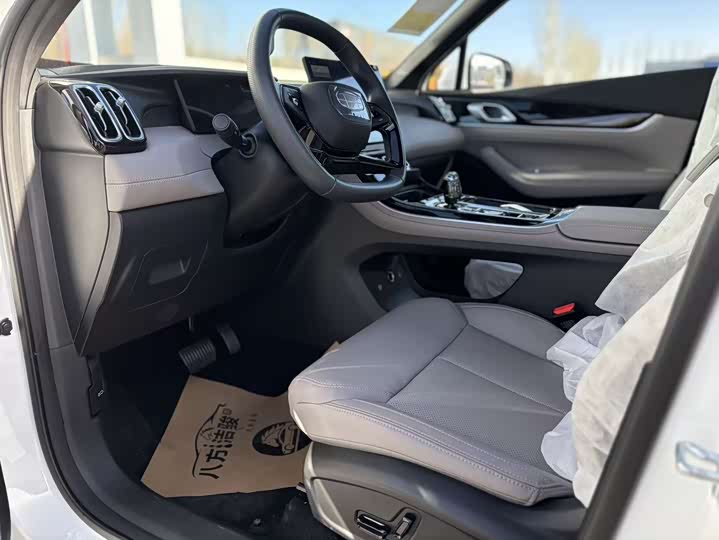 Фото 4 - Geely Atlas L