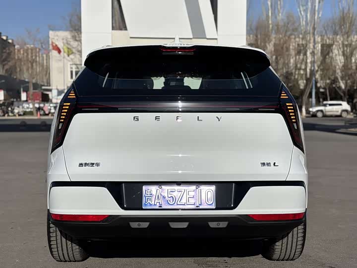 Фото 8 - Geely Atlas L
