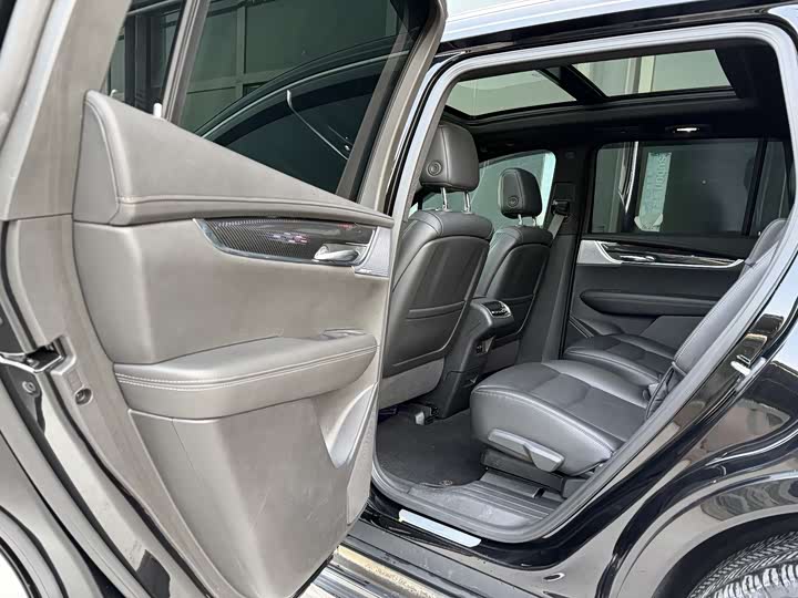 Фото 9 - Cadillac XT6
