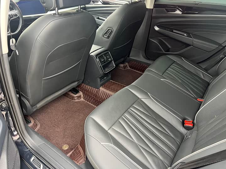 Фото 9 - Volkswagen Passat