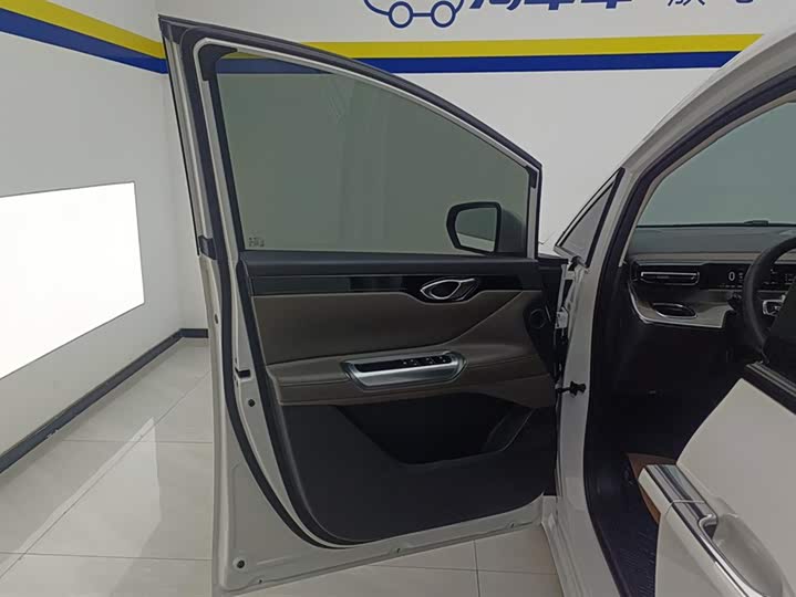 Фото 7 - GAC Trumpchi E8