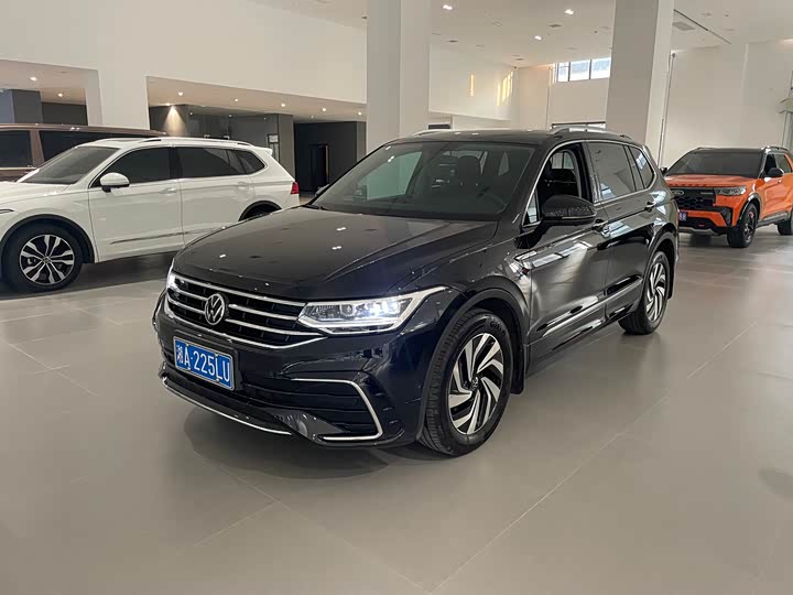 Фото 1 - Volkswagen Tiguan L Pro