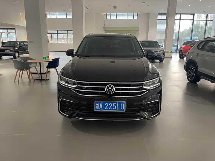Фото 2 - Volkswagen Tiguan L Pro