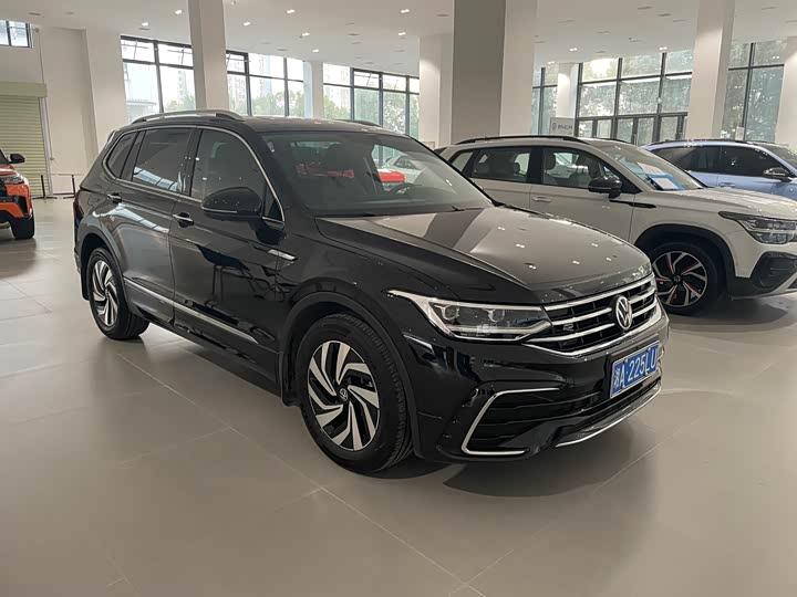 Фото 3 - Volkswagen Tiguan L Pro