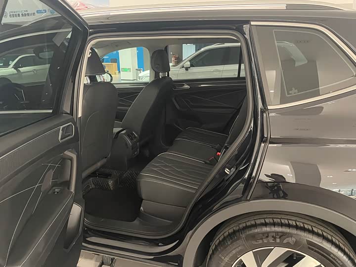 Фото 8 - Volkswagen Tiguan L Pro