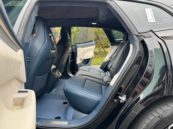 Фото 9 - Zeekr 001