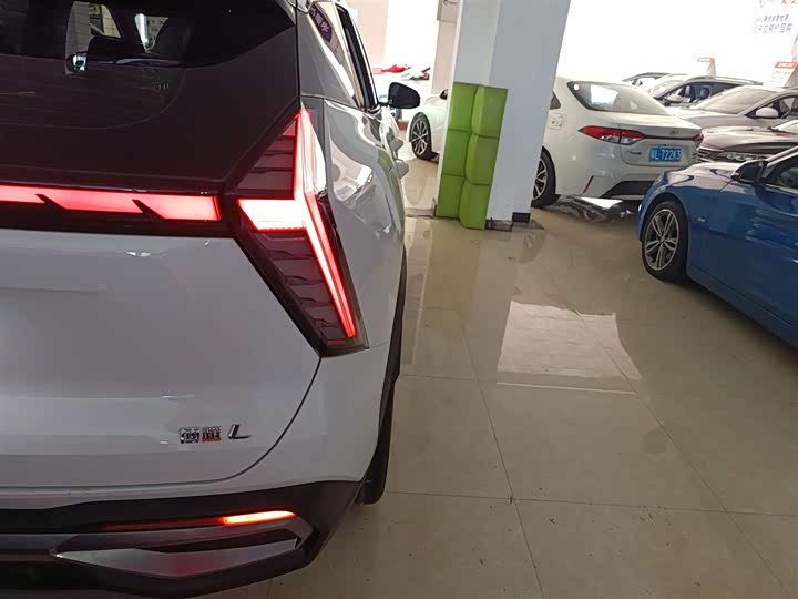 Фото 8 - Geely Atlas L