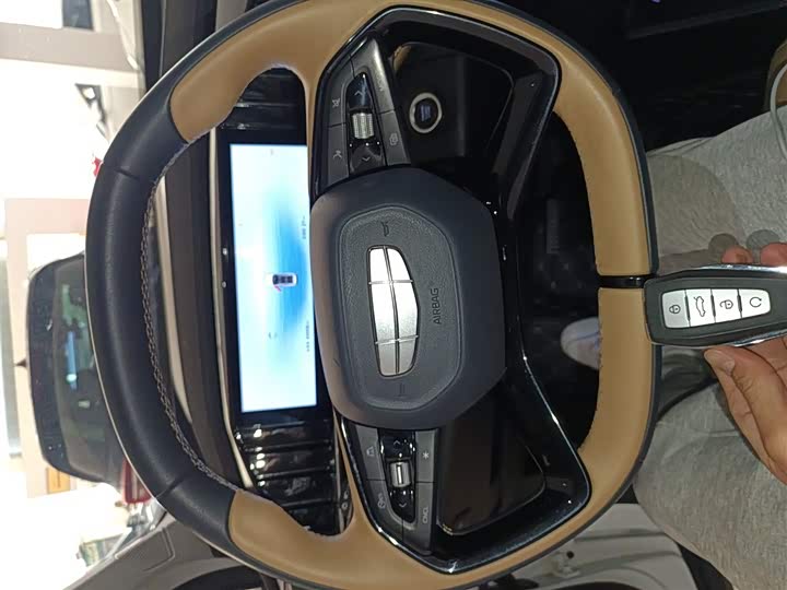 Фото 9 - Geely Atlas L