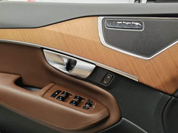 Фото 7 - Volvo XC90