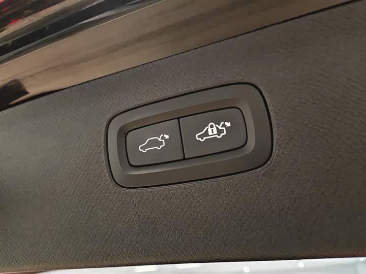 Фото 8 - Volvo XC90