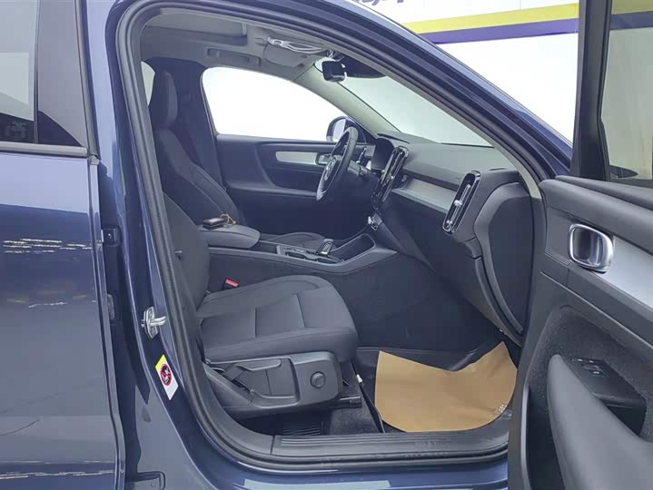 Фото 8 - Volvo XC40