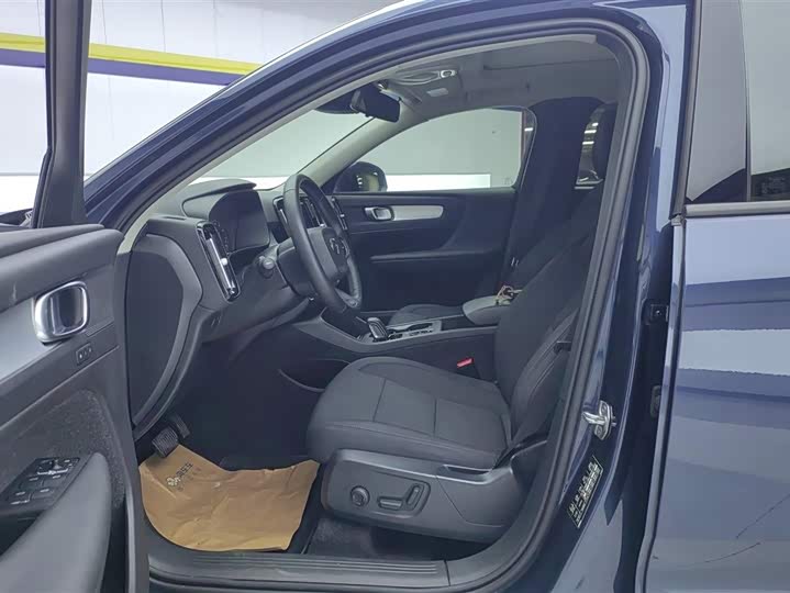 Фото 9 - Volvo XC40