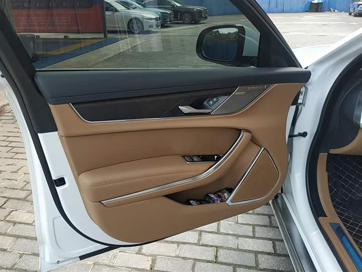 Фото 7 - Jaguar XF L