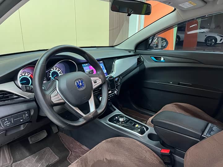 Фото 7 - Changan Eado EV