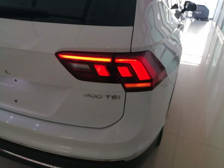 Фото 8 - Volkswagen Tiguan L Pro