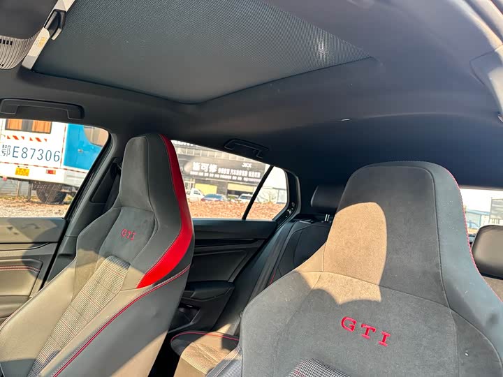 Фото 5 - Volkswagen Golf GTI