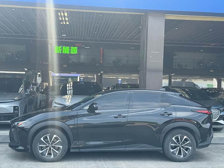 Фото 3 - Lexus RZ