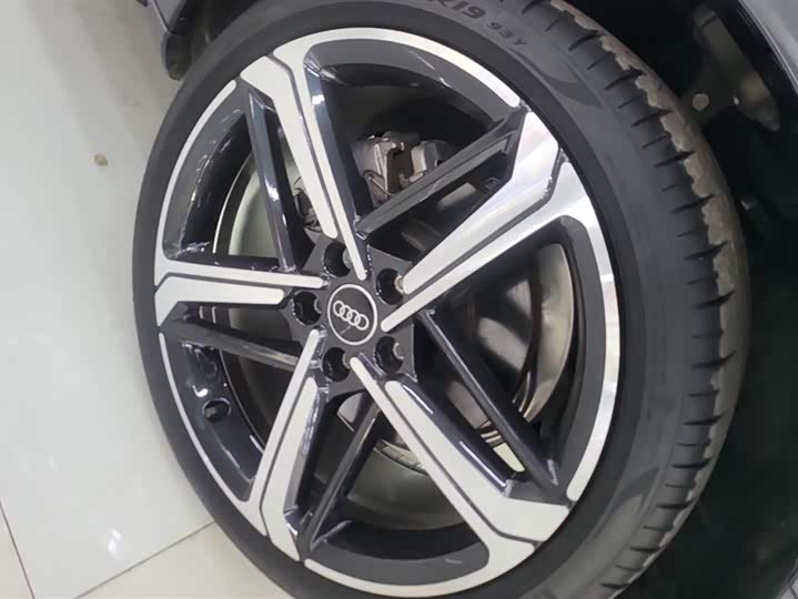 Фото 6 - Audi A4L