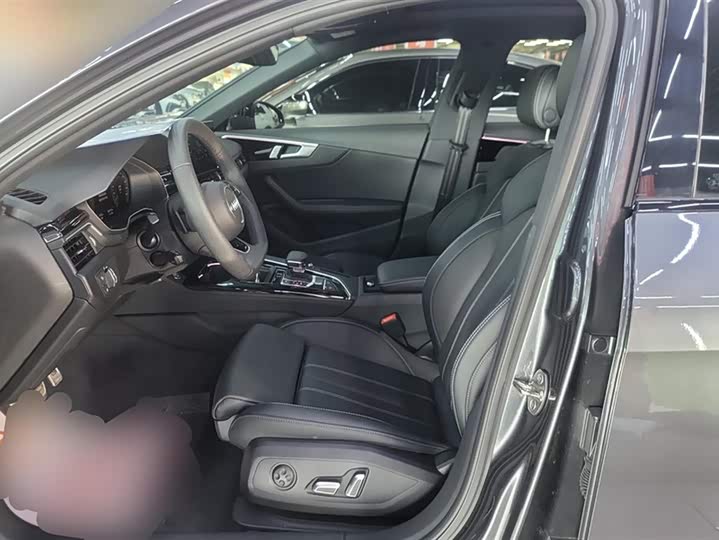 Фото 9 - Audi A4L