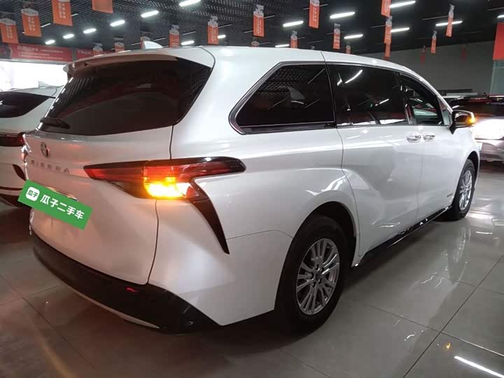 Фото 7 - Toyota Sienna