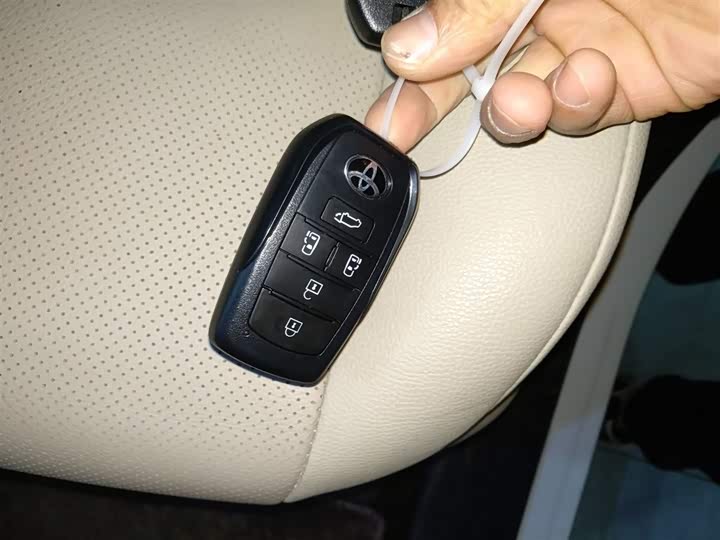 Фото 9 - Toyota Sienna