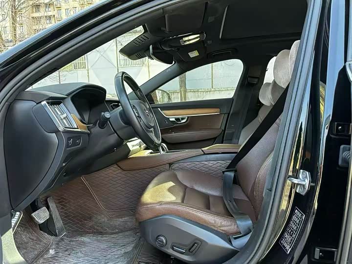 Фото 4 - Volvo S90