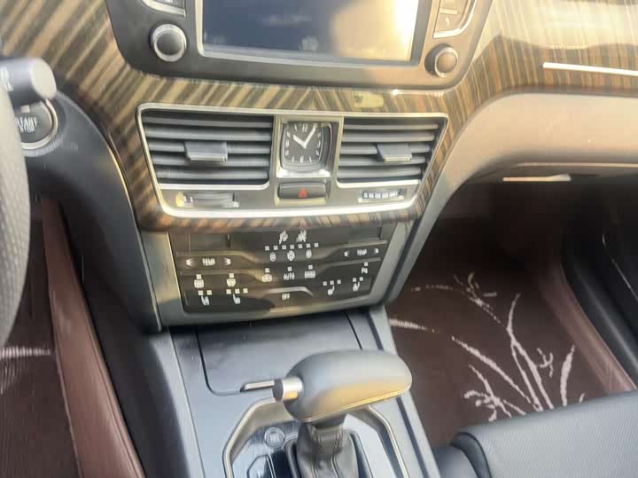 Фото 9 - Hongqi H7