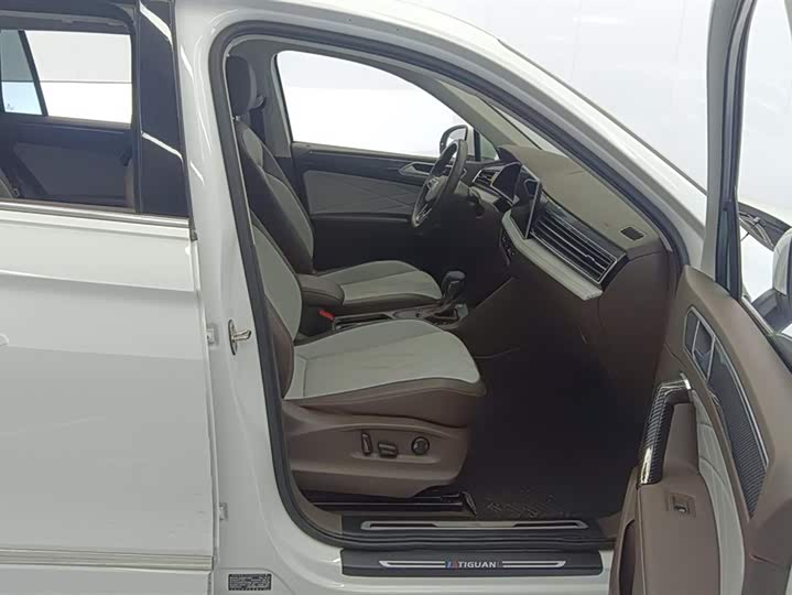 Фото 8 - Volkswagen Tiguan L Pro