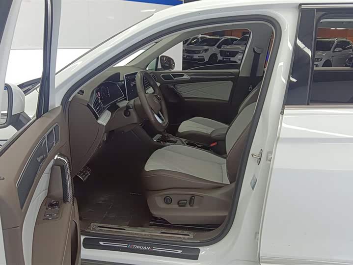 Фото 9 - Volkswagen Tiguan L Pro