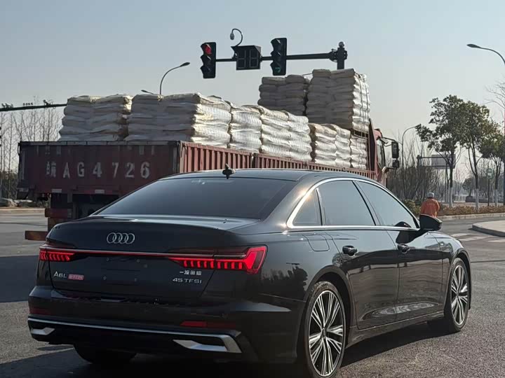 Фото 7 - Audi A6L