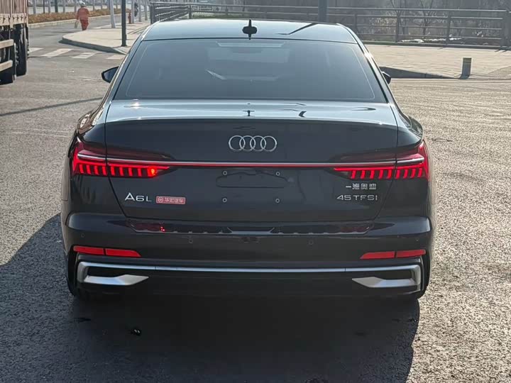 Фото 8 - Audi A6L