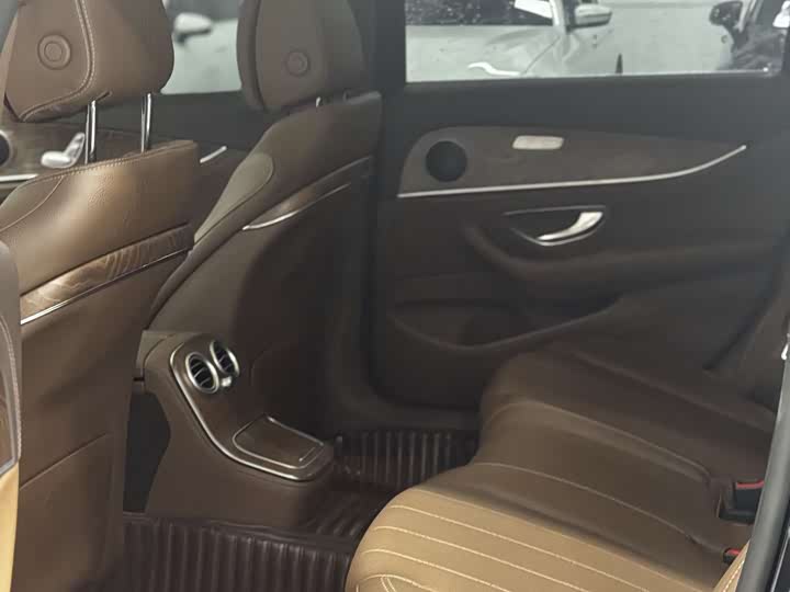 Photo 8 - Mercedes-Benz E-Class