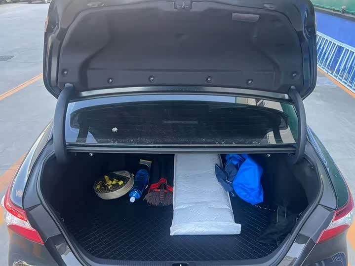 Фото 4 - Toyota Camry