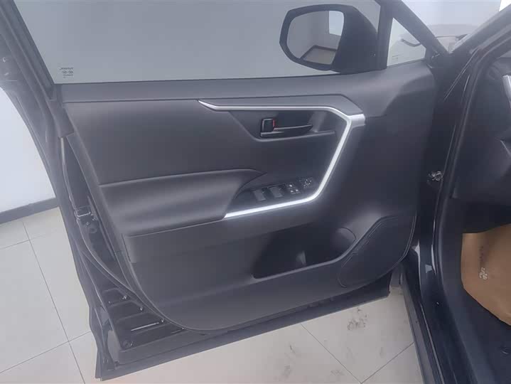 Фото 7 - Toyota RAV4