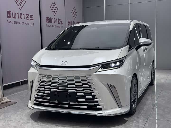 Фото 1 - Lexus LM