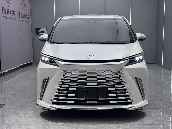 Фото 2 - Lexus LM