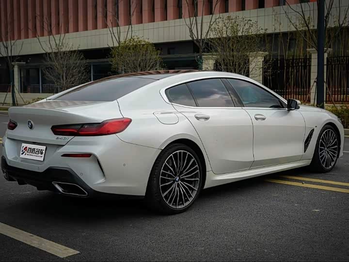 Фото 3 - BMW 8 Series