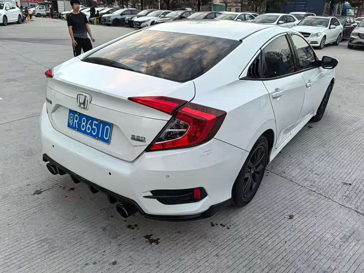 Фото 4 - Honda Civic