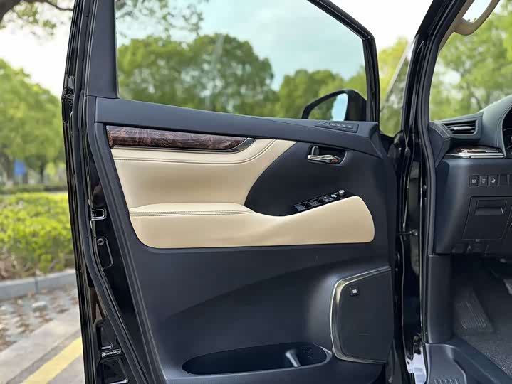 Фото 8 - Toyota Alphard