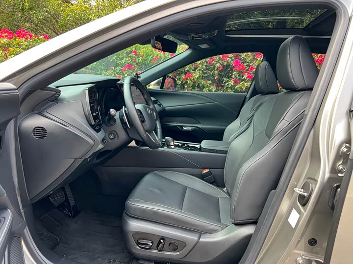 Фото 4 - Lexus RX