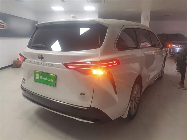 Фото 7 - Toyota Sienna