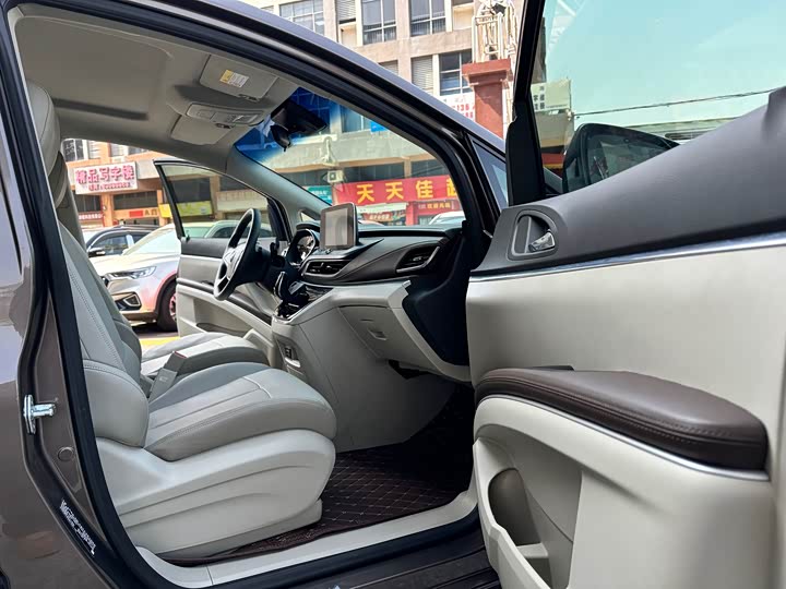 Фото 8 - Buick GL8 ES