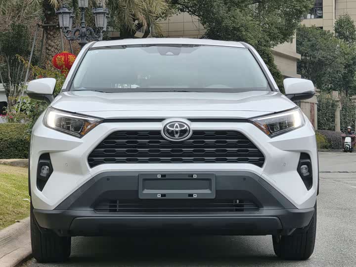 Фото 1 - Toyota RAV4