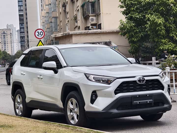 Фото 2 - Toyota RAV4